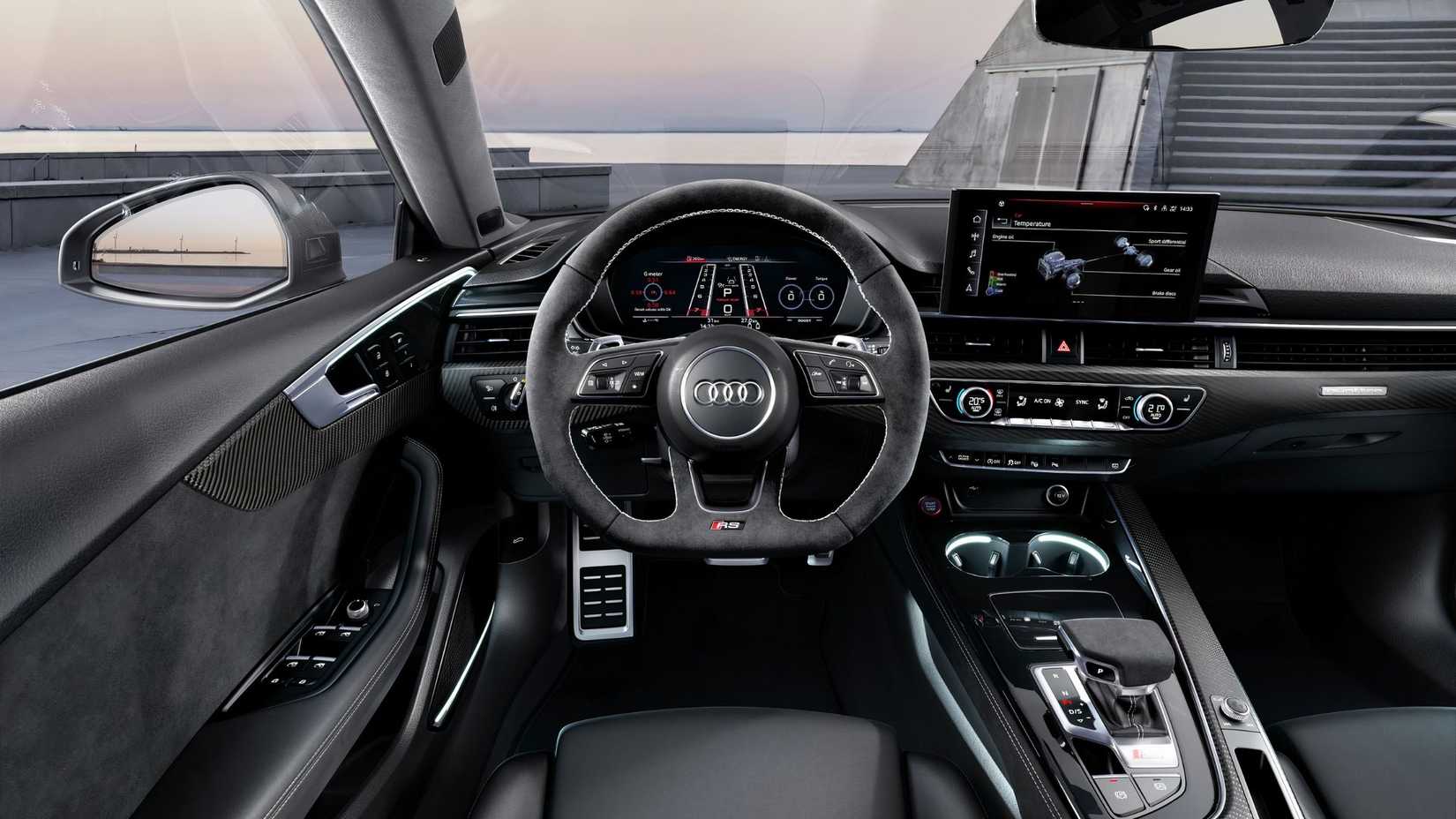 Vista interna do Audi RS5 Sportback 2025 mostrando o lado do motorista