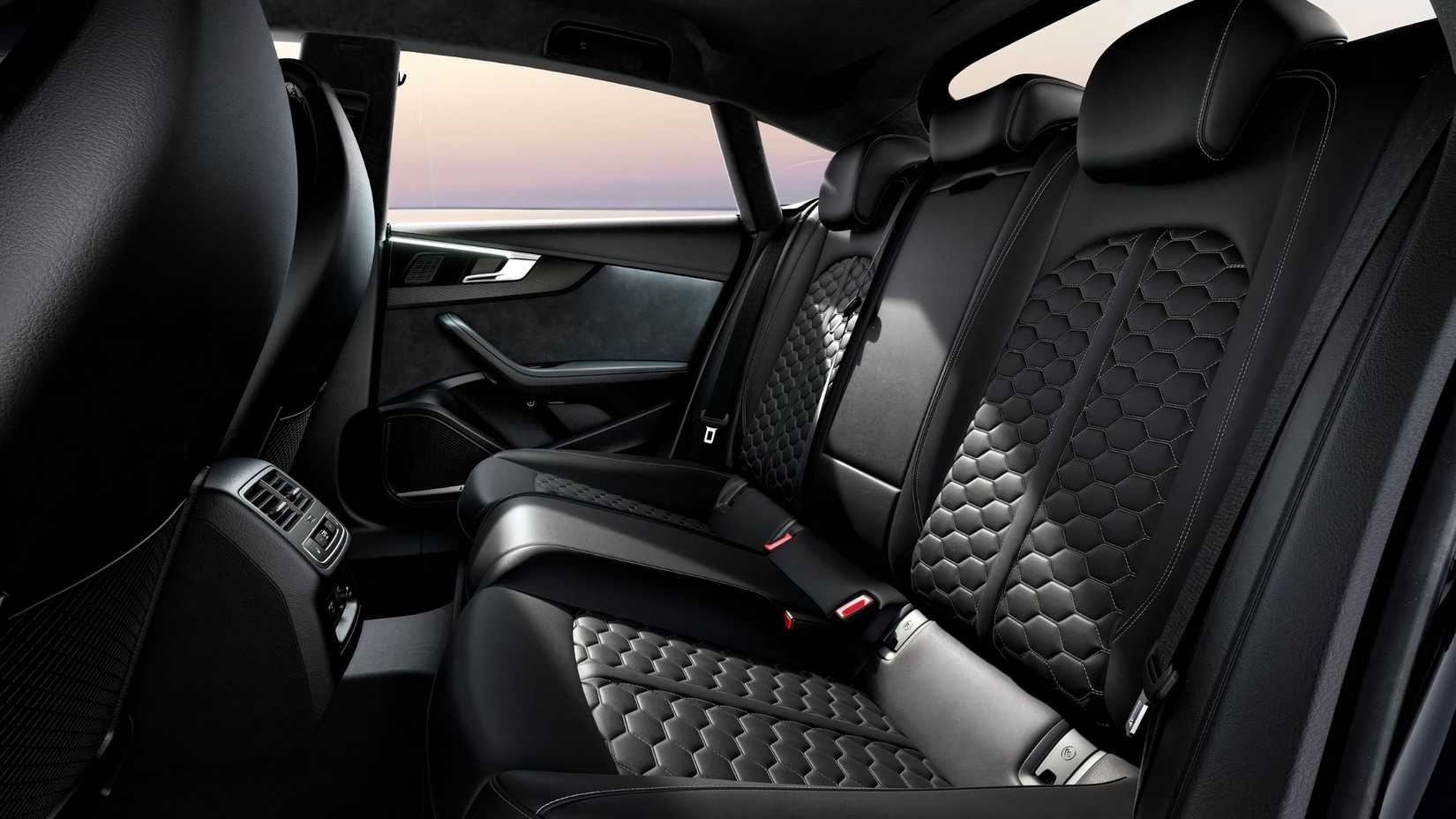 Foto do interior de um Audi RS5 Sportback mostrando os bancos traseiros