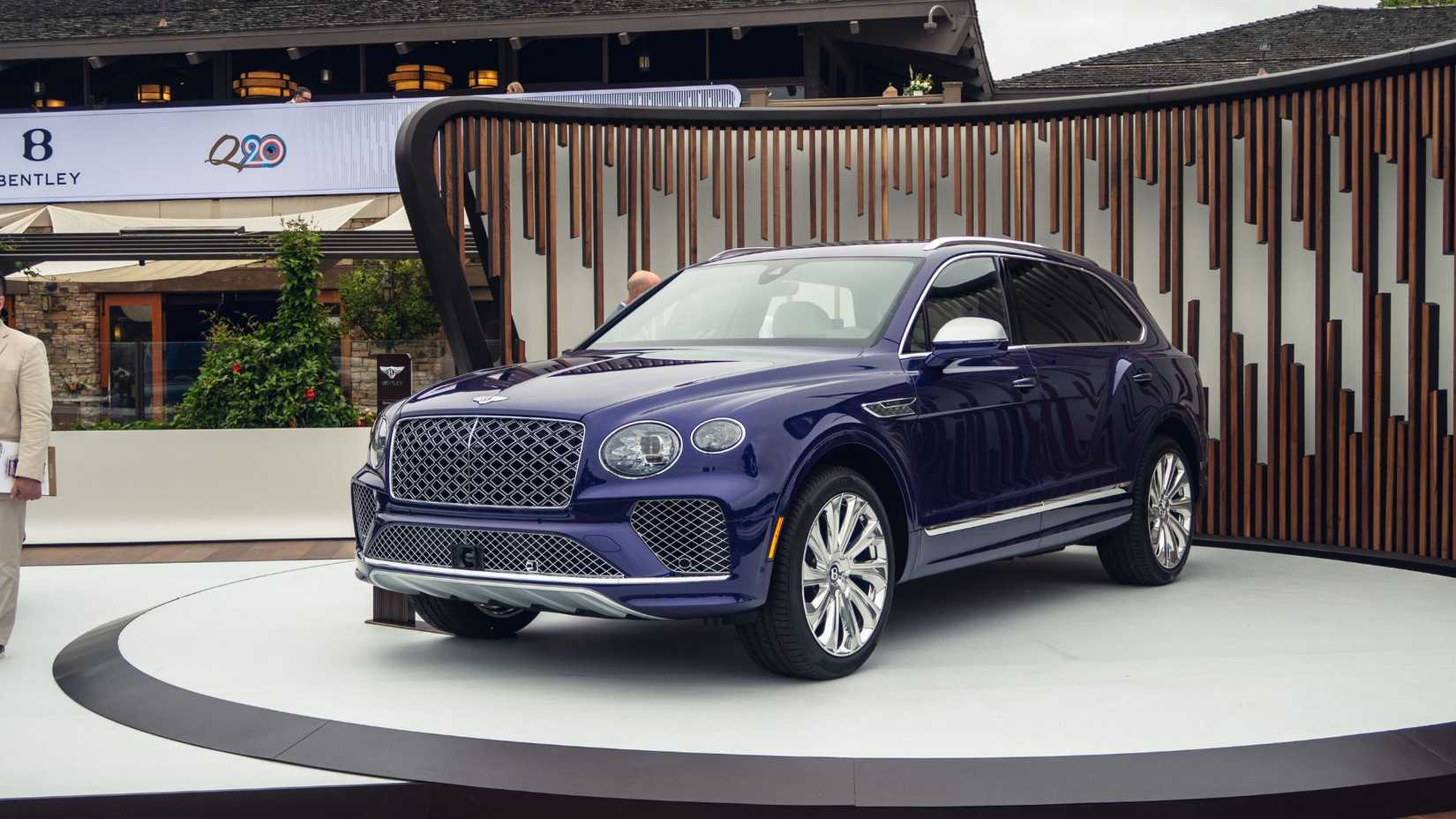 2024 Bentley Bentayga EWB Mulliner em roxo estacionado no showroom