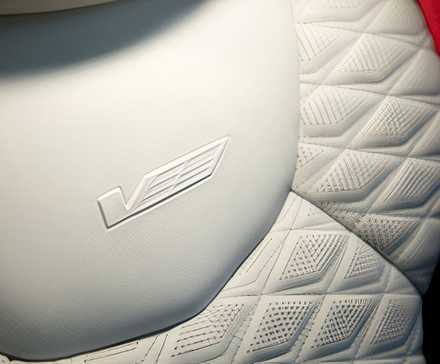 Close-up do interior do Cadillac CT4-V Blackwing mostrando detalhes do banco dianteiro