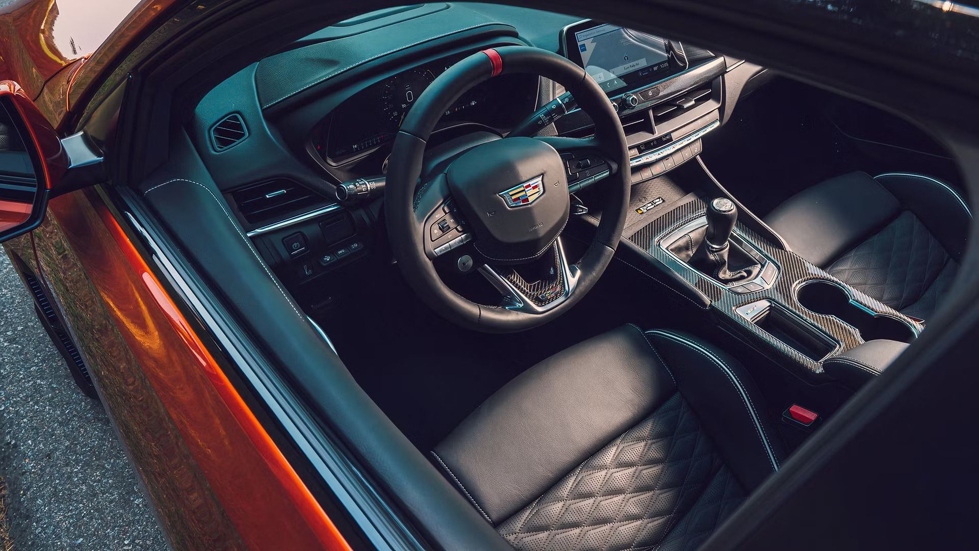 Foto do interior do Cadillac CT4-V Blackwing mostrando a cabine do lado do motorista