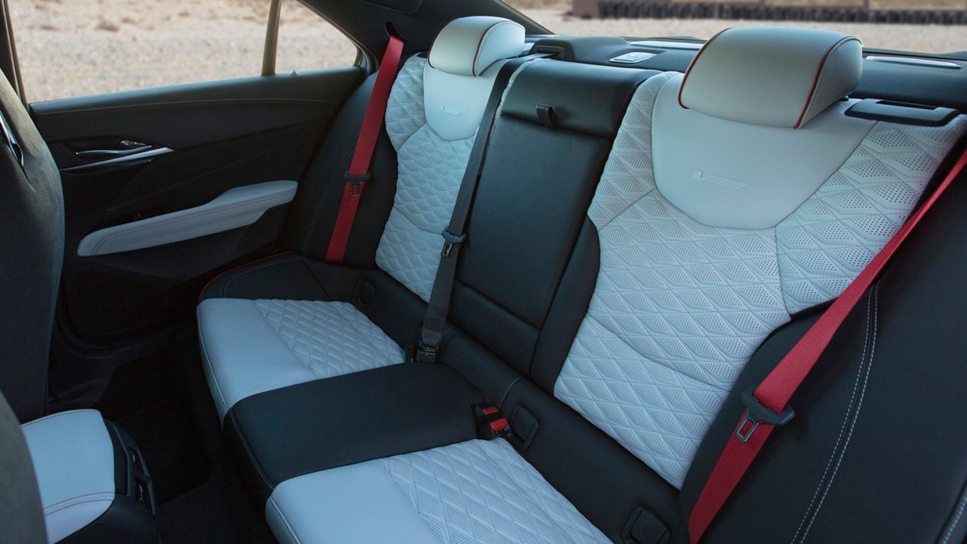 Foto do interior do Cadillac CT4-V Blackwing mostrando os bancos traseiros