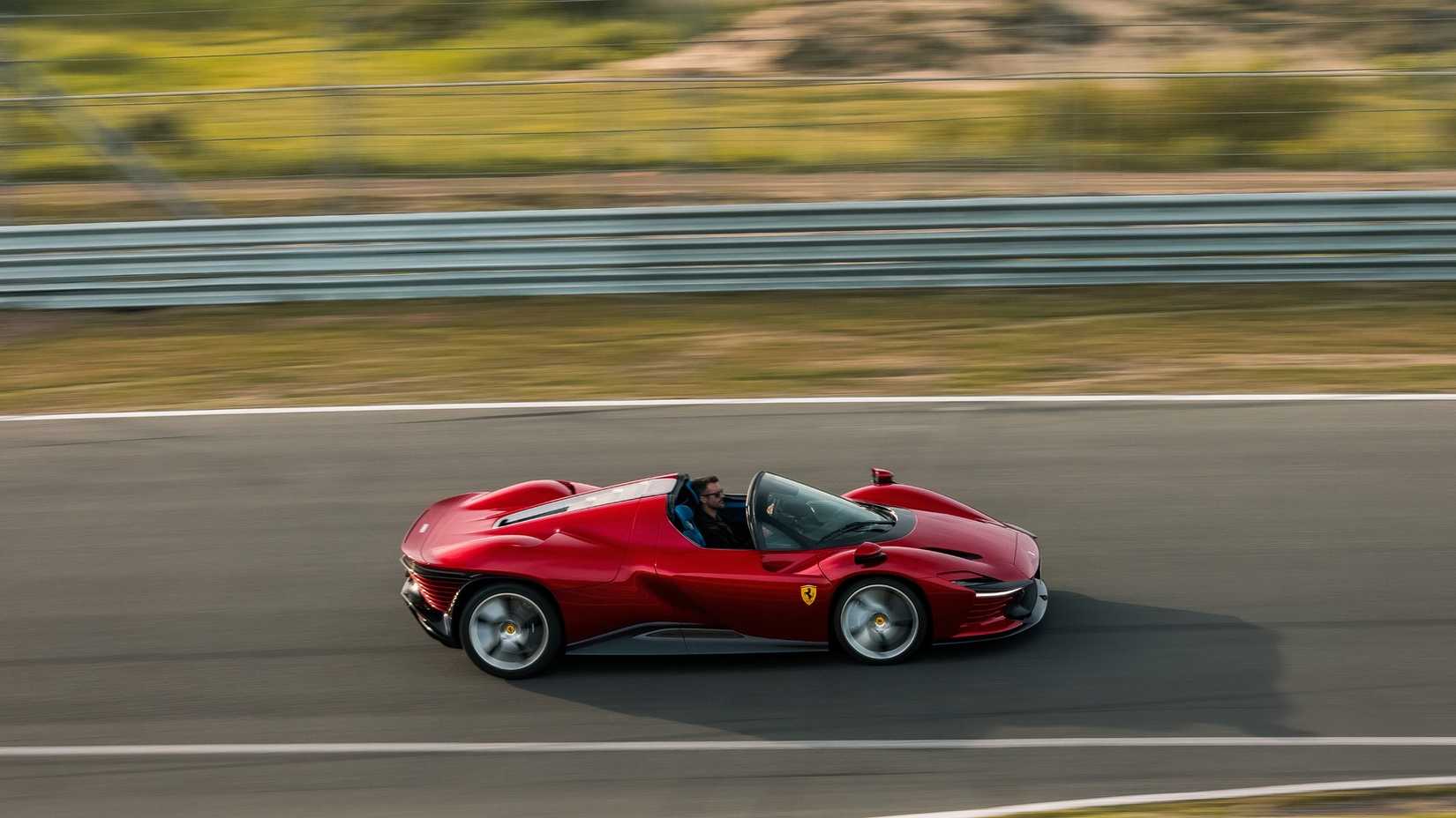 Ferrari Daytona SP3 profile action shot