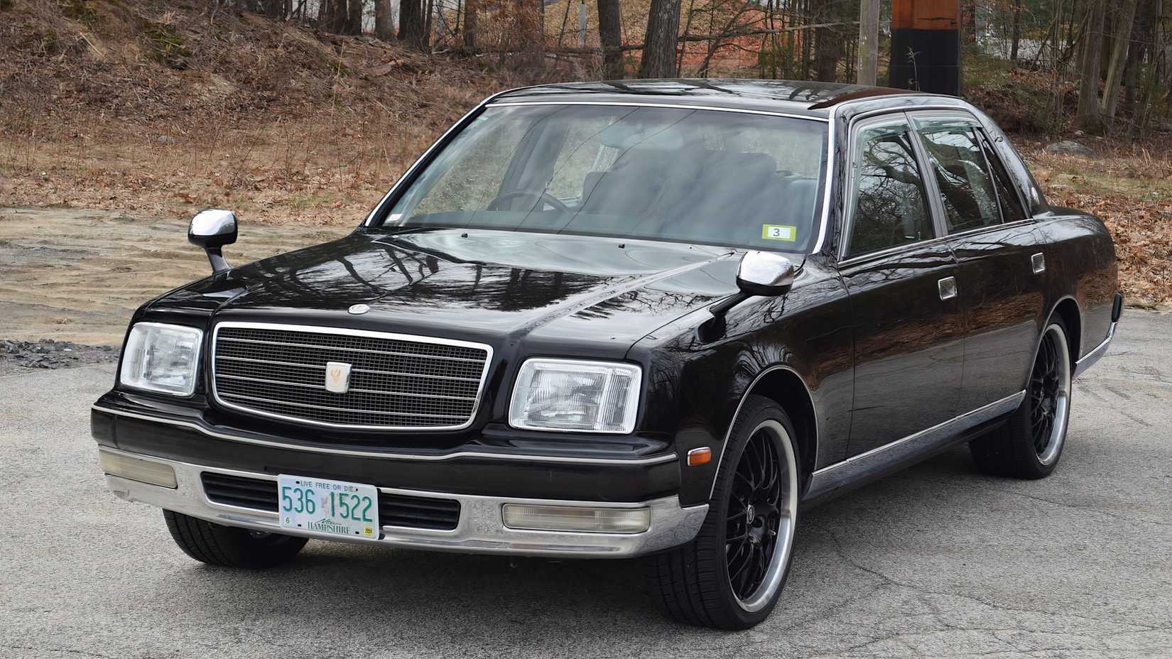 1997 Toyota Century em preto posando no estacionamento
