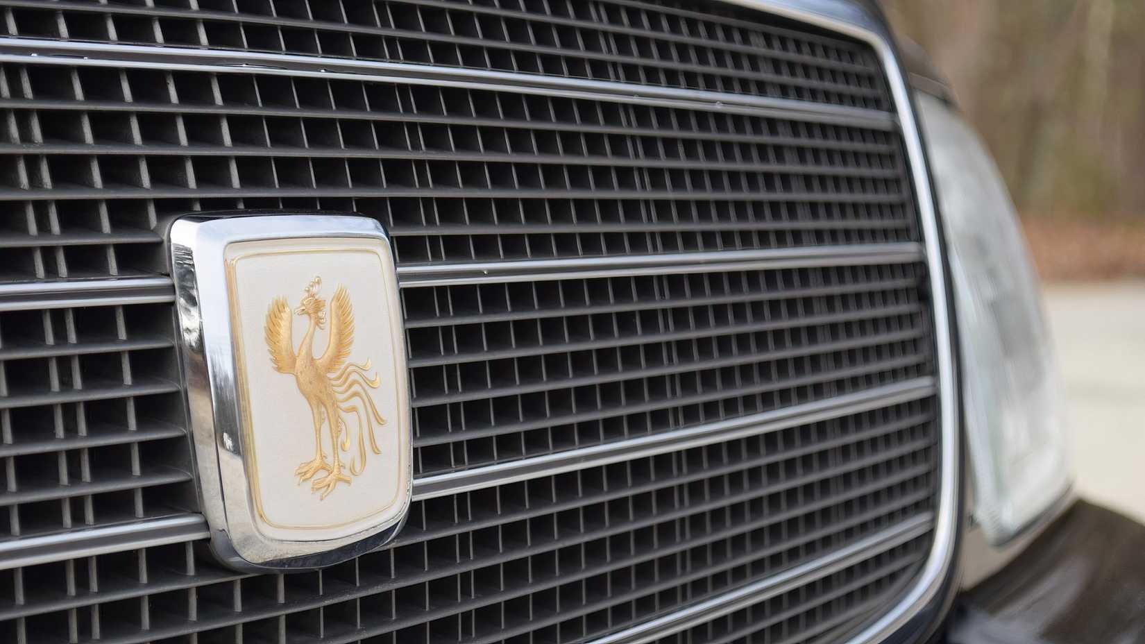 Grade frontal e emblema do Toyota Century G50 1997