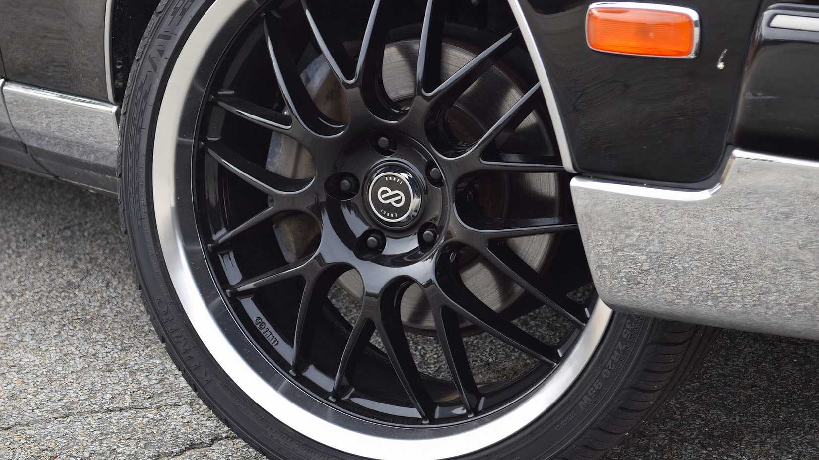 Roda Toyota Century G50 1997 com pneu de parede branca