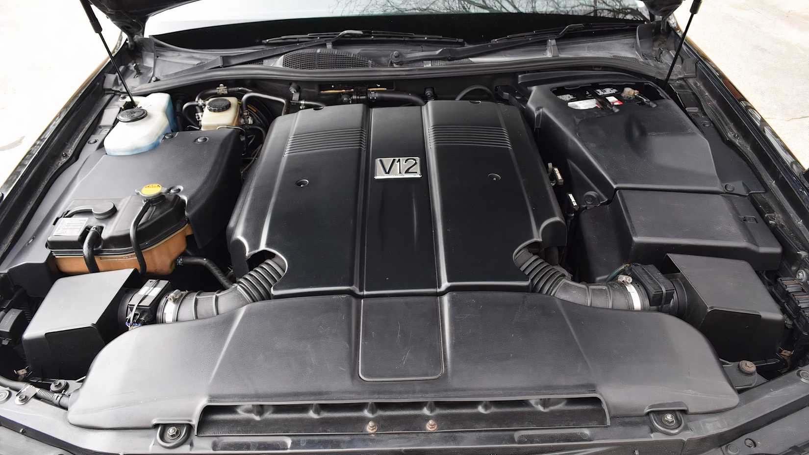 Compartimento do motor Toyota Century G50 1997 mostrando o motor V-12 com a tampa do motor colocada