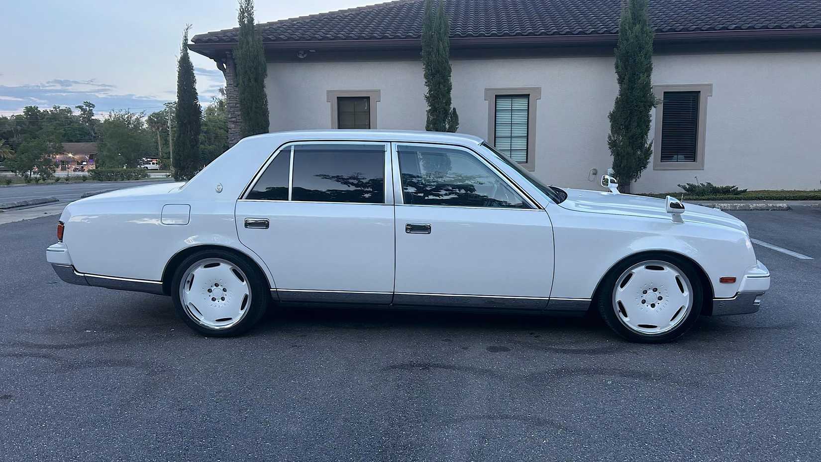 1997 Toyota Century G50 em branco posando no estacionamento