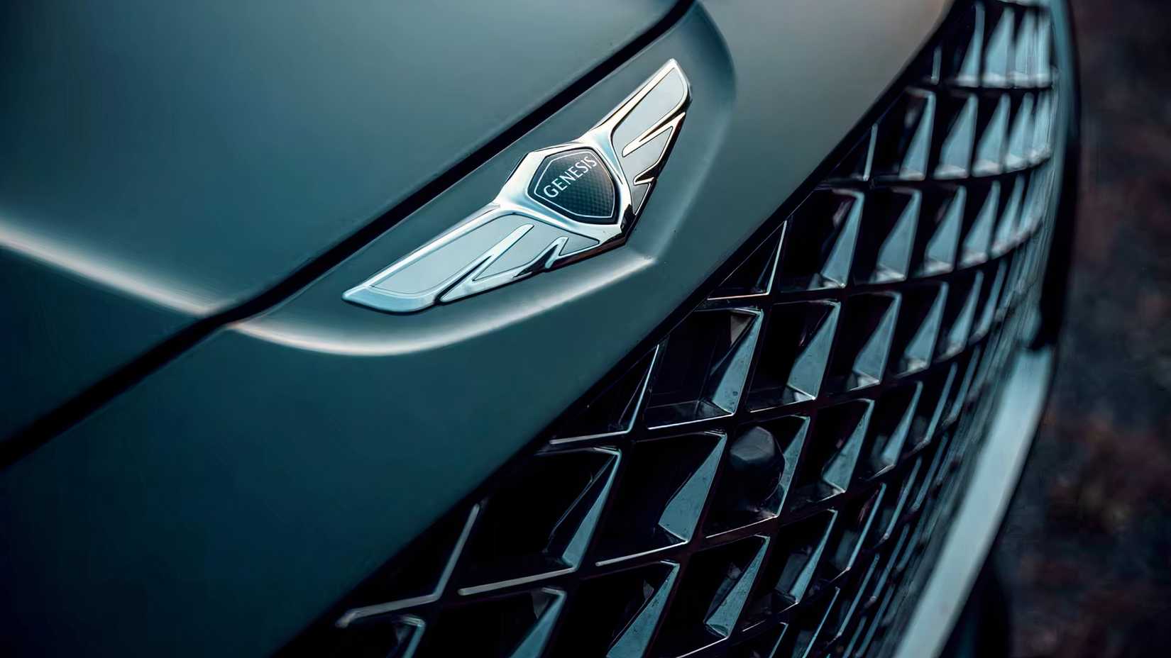 2024 Genesis GV80 in green hood badge and grille
