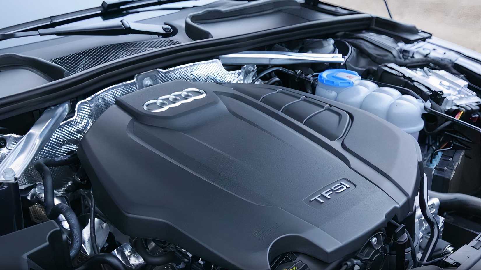 Foto em close do motor do Audi A4 Allroad 2020-2024