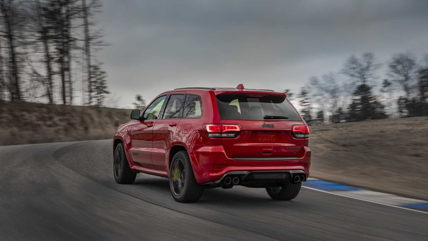 Rear 3/4 action shot of the 2018 Jeep Grand Cherokee Trackhawk