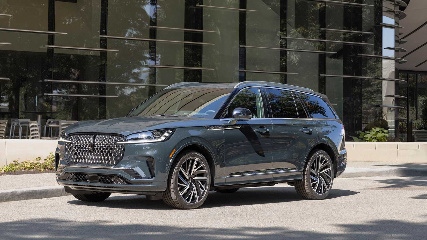 Front 3/4 view of a 2025 Lincoln Aviator Black Label