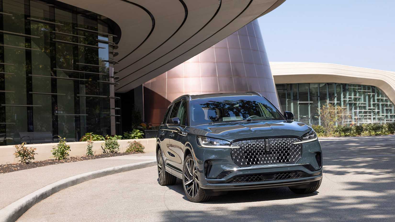 Front 3/4 view of a 2025 Lincoln Aviator
