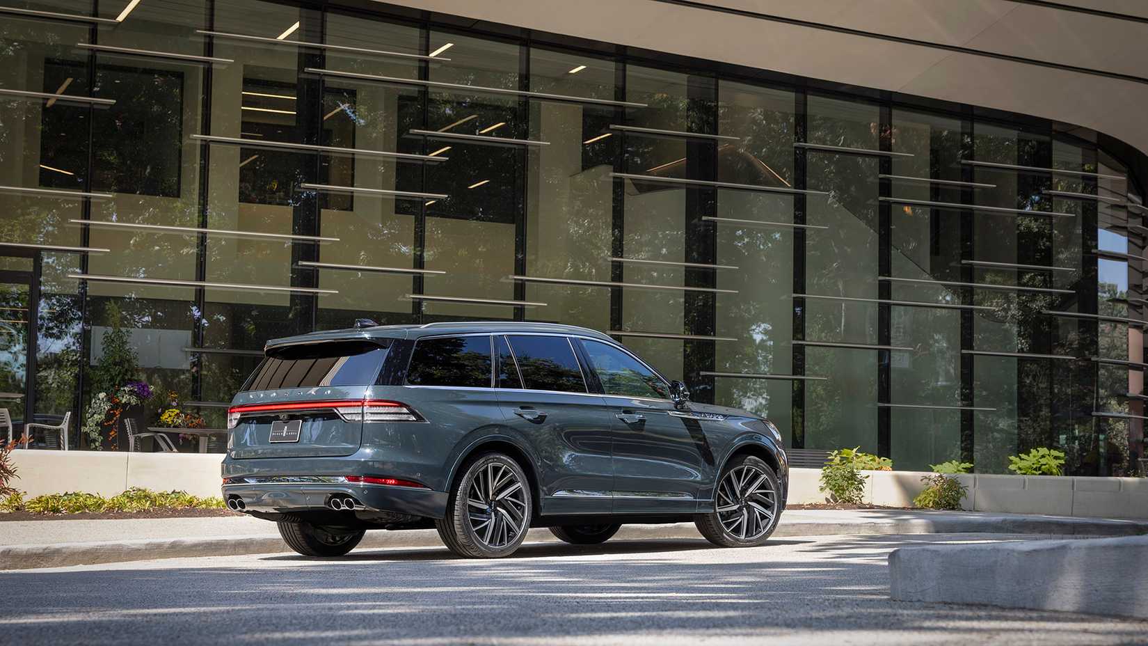 Rear 3/4 view of a 2025 Lincoln Aviator