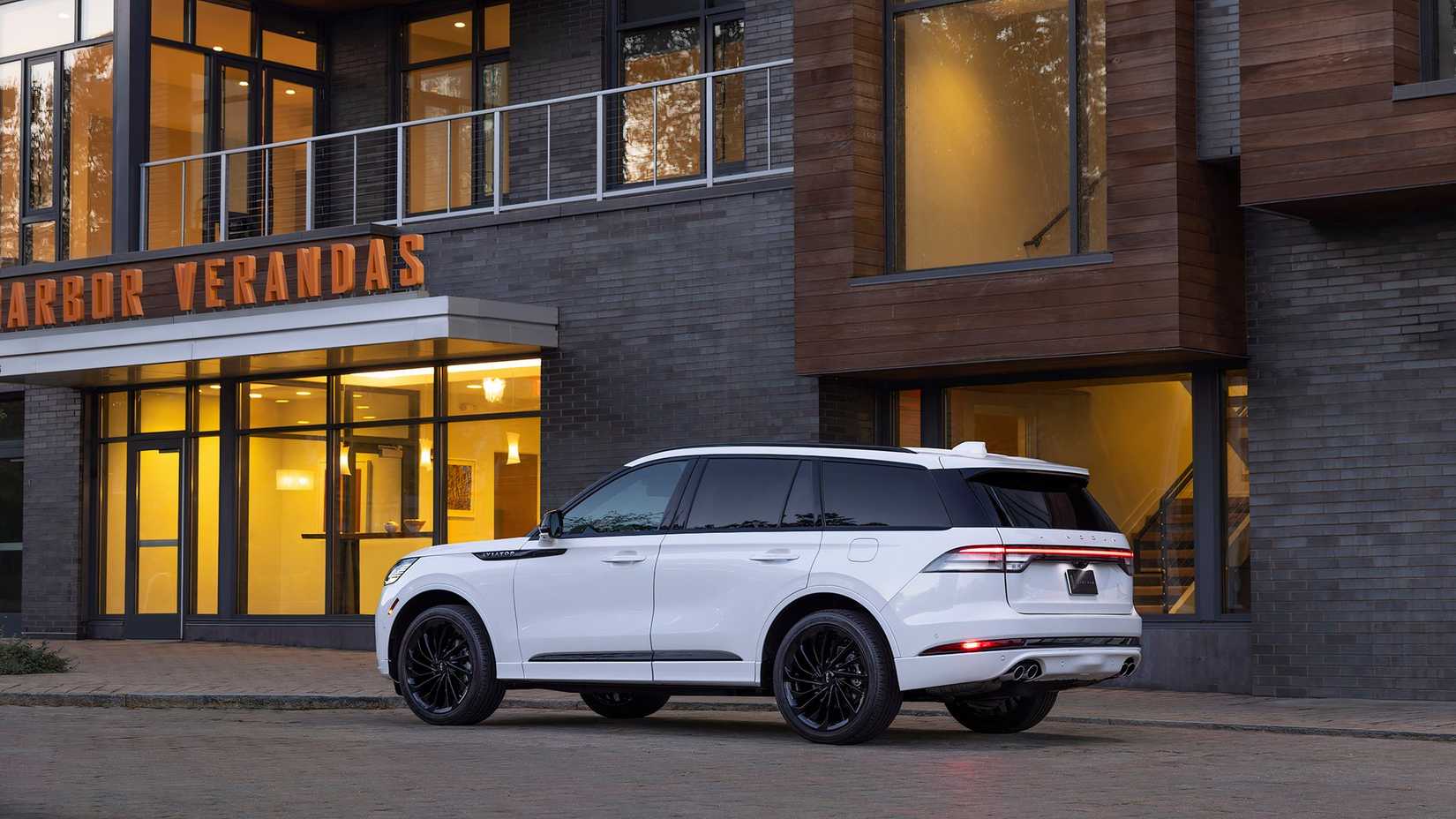 Rear 3/4 view of a 2025 Lincoln Aviator