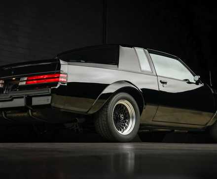 Vista traseira 3/4 do Buick GNX 1987