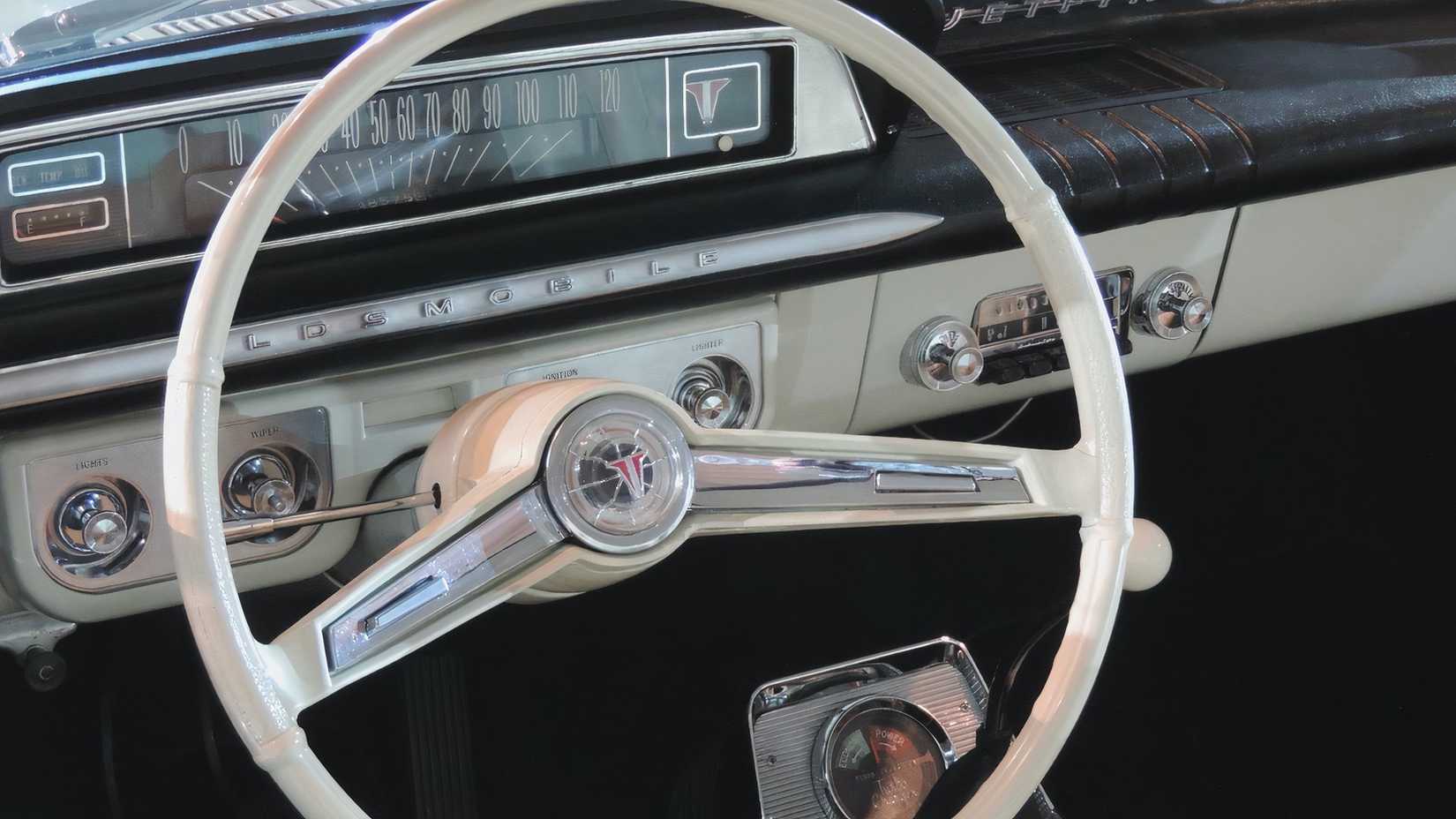 Vista interna do painel do Oldsmobile Jetfire 1963