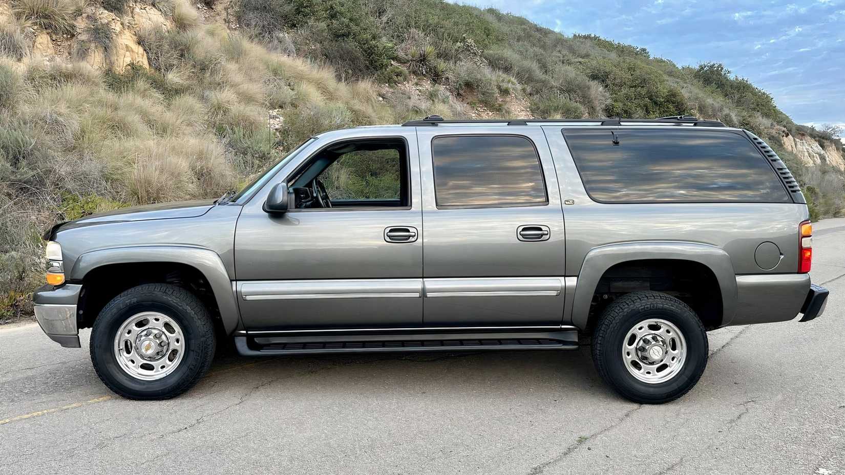 Vista lateral do Chevrolet Suburban 2500 prata 2001
