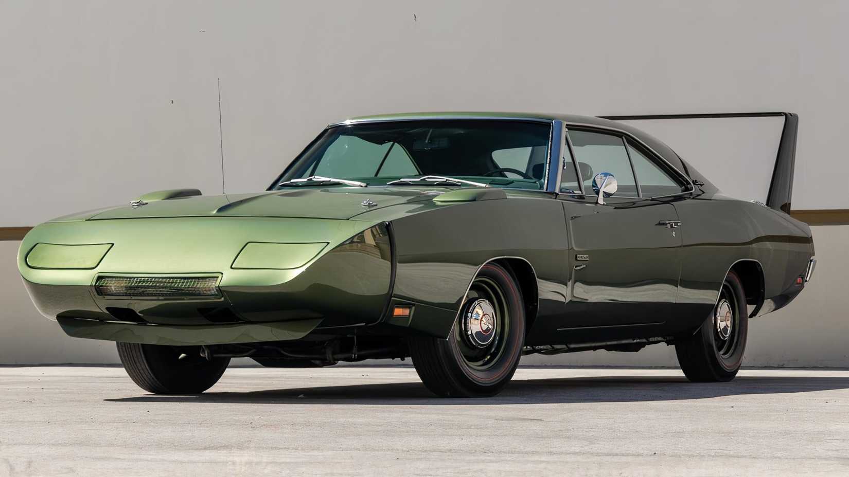 Vista frontal 3/4 do Dodge Charger Daytona verde escuro 1969