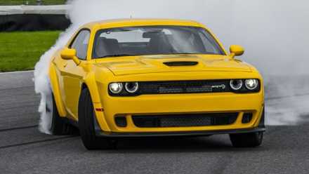 Vista frontal 3/4 do Dodge Challenger SRT Hellcat 2019 fazendo um burnout