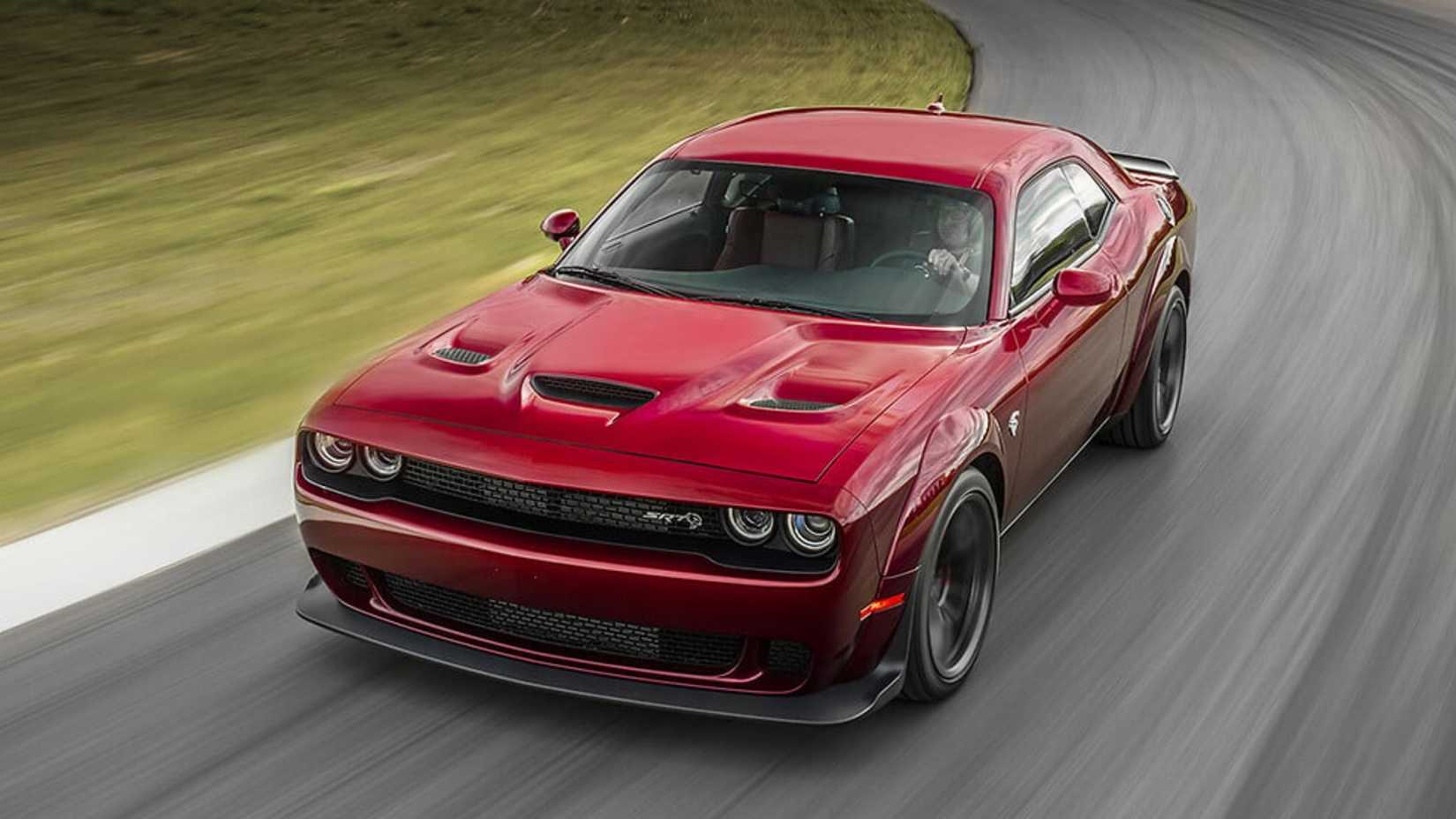 Vista superior do 2023 Dodge Challenger SRT Hellcat dirigindo