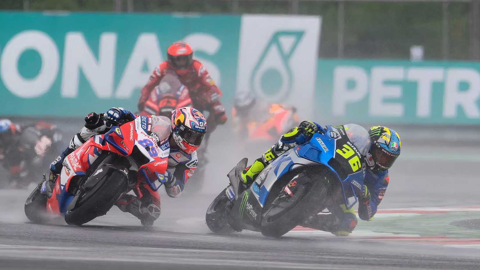 Corrida de MotoGP no molhado com Jorge Martin na Pramac Ducati Desmosedici GP e Joan Mir na Suzuki GSX-RR de fábrica 