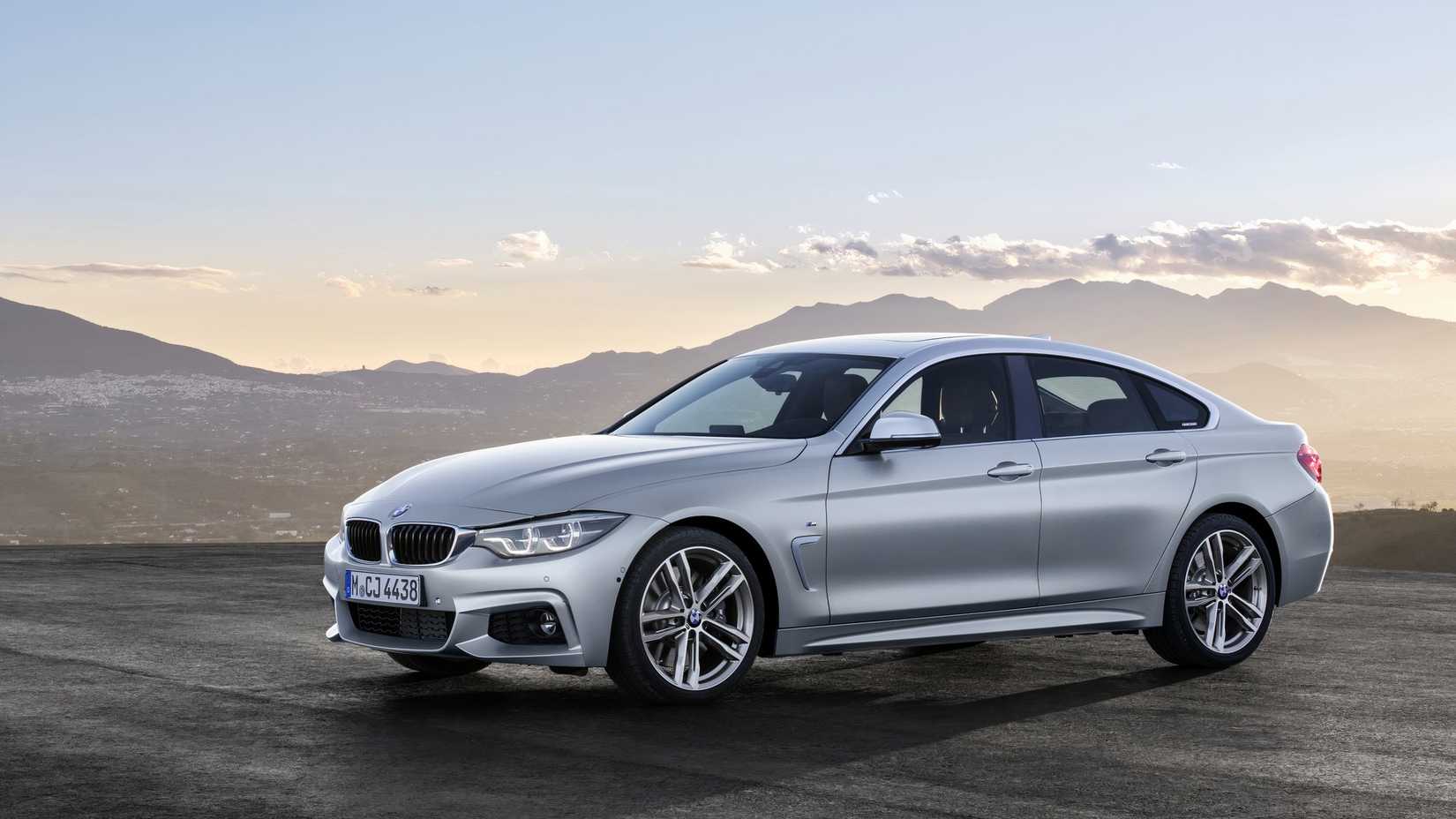 Foto lateral de um BMW 440i xDrive 2018