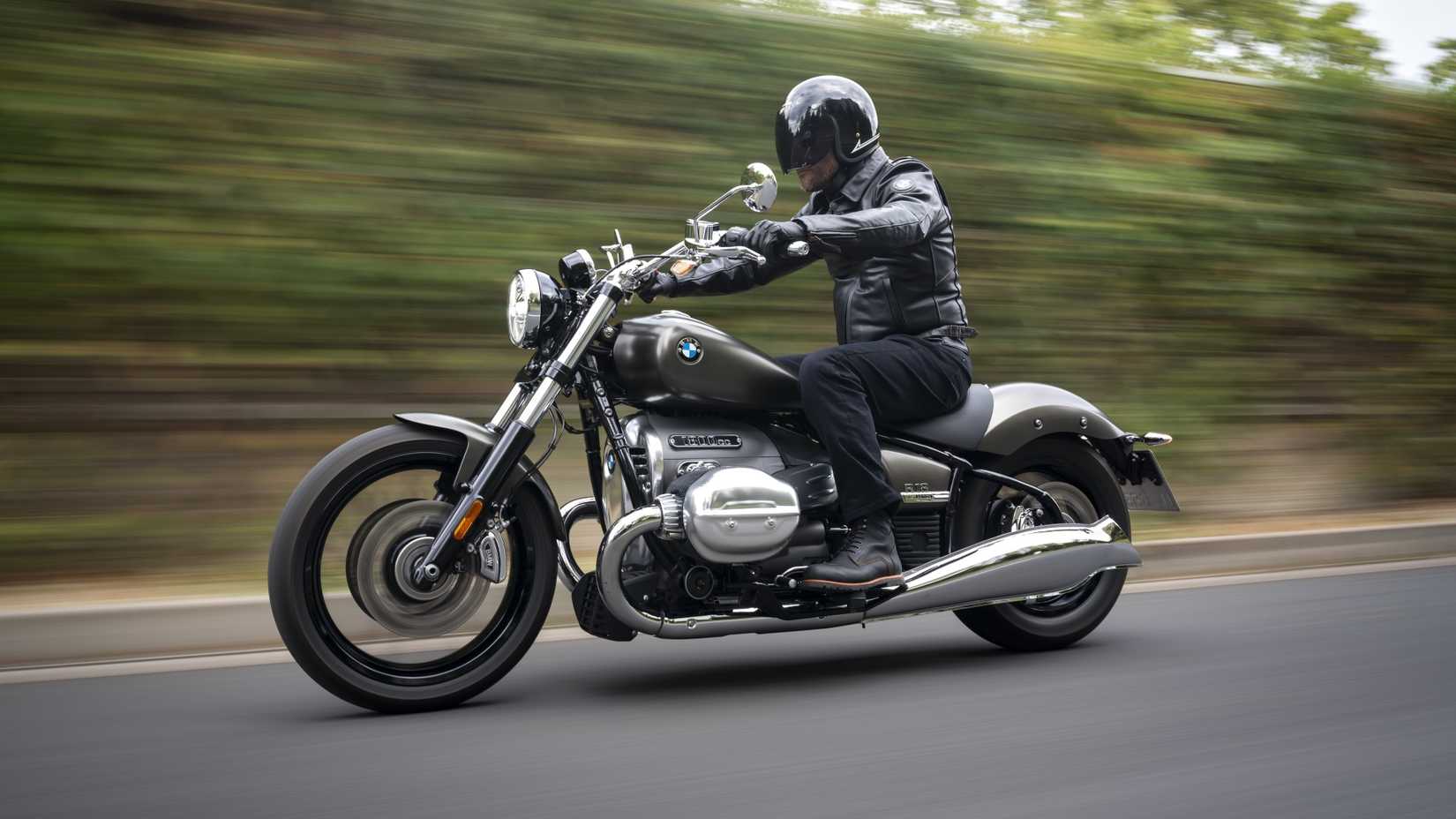 Cruiser BMW R18 acelerando vista frontal do terceiro quarto