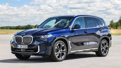 2025 BMW X5 xDrive50e Front Angle