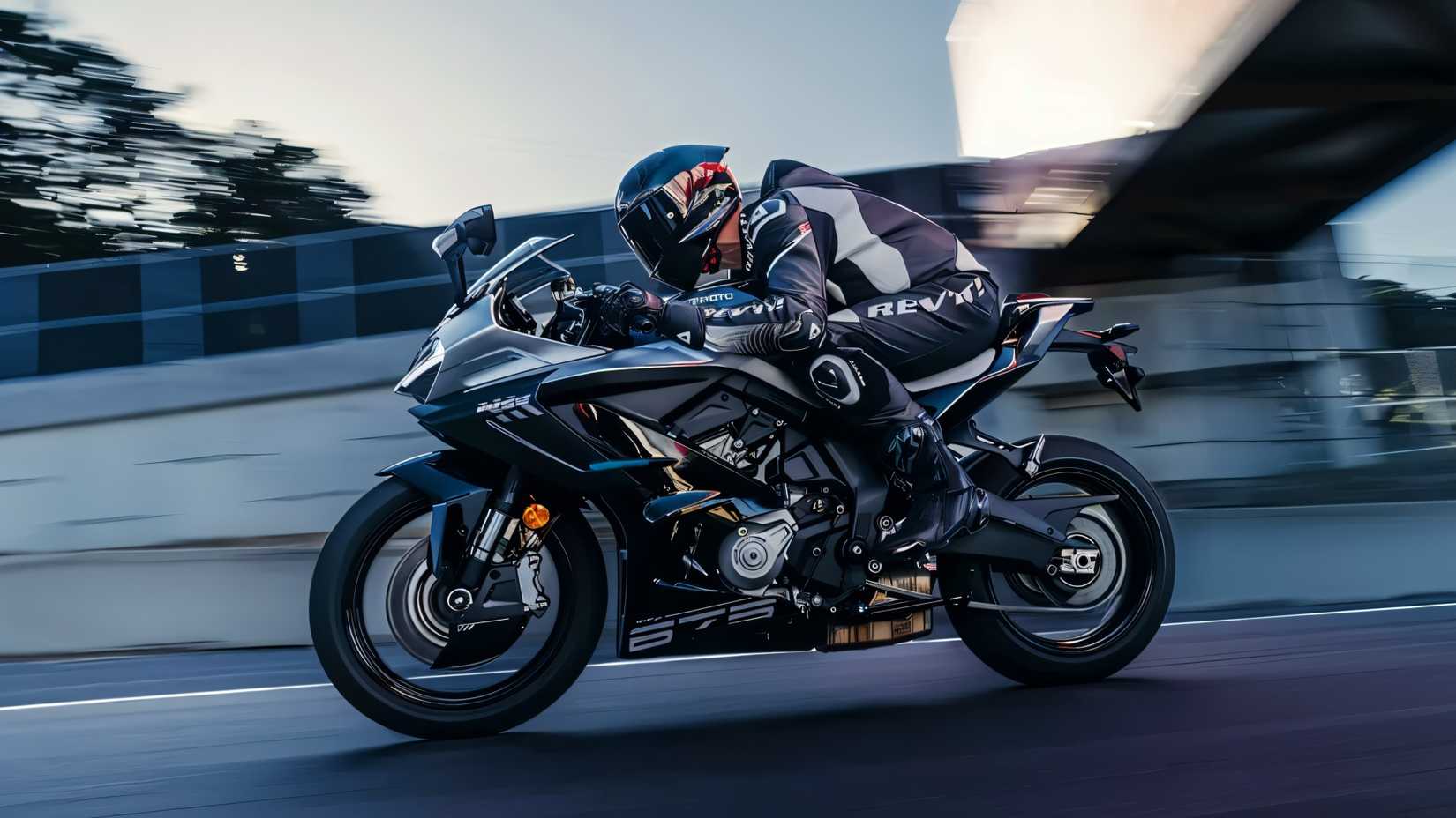 2025 CFMoto 675SS acelerando em uma pista de corrida