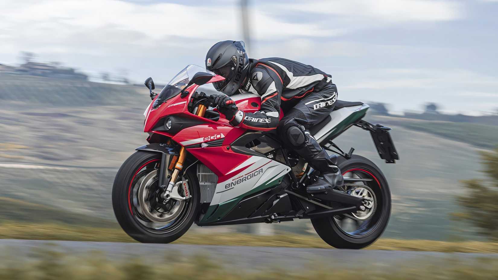 2024 Energica Ego+ acelerando a visualização lateral do perfil