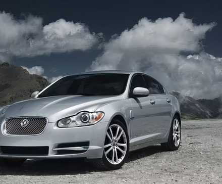Foto frontal 3/4 de um Jaguar XF 2011