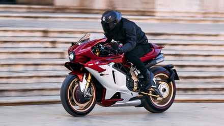 2024 MV Agusta Superveloce 1000 Series Oro acelerando a vista frontal do terceiro quarto