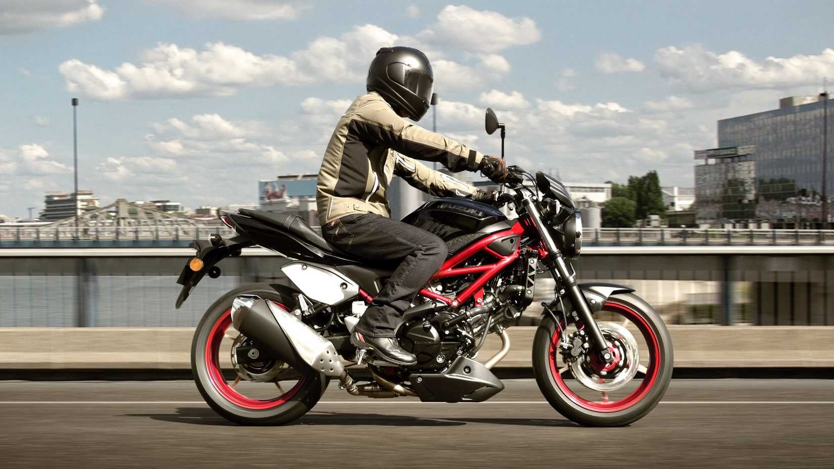 2023 Suzuki SV650 acelerando a aceleração da vista de perfil lateral na estrada