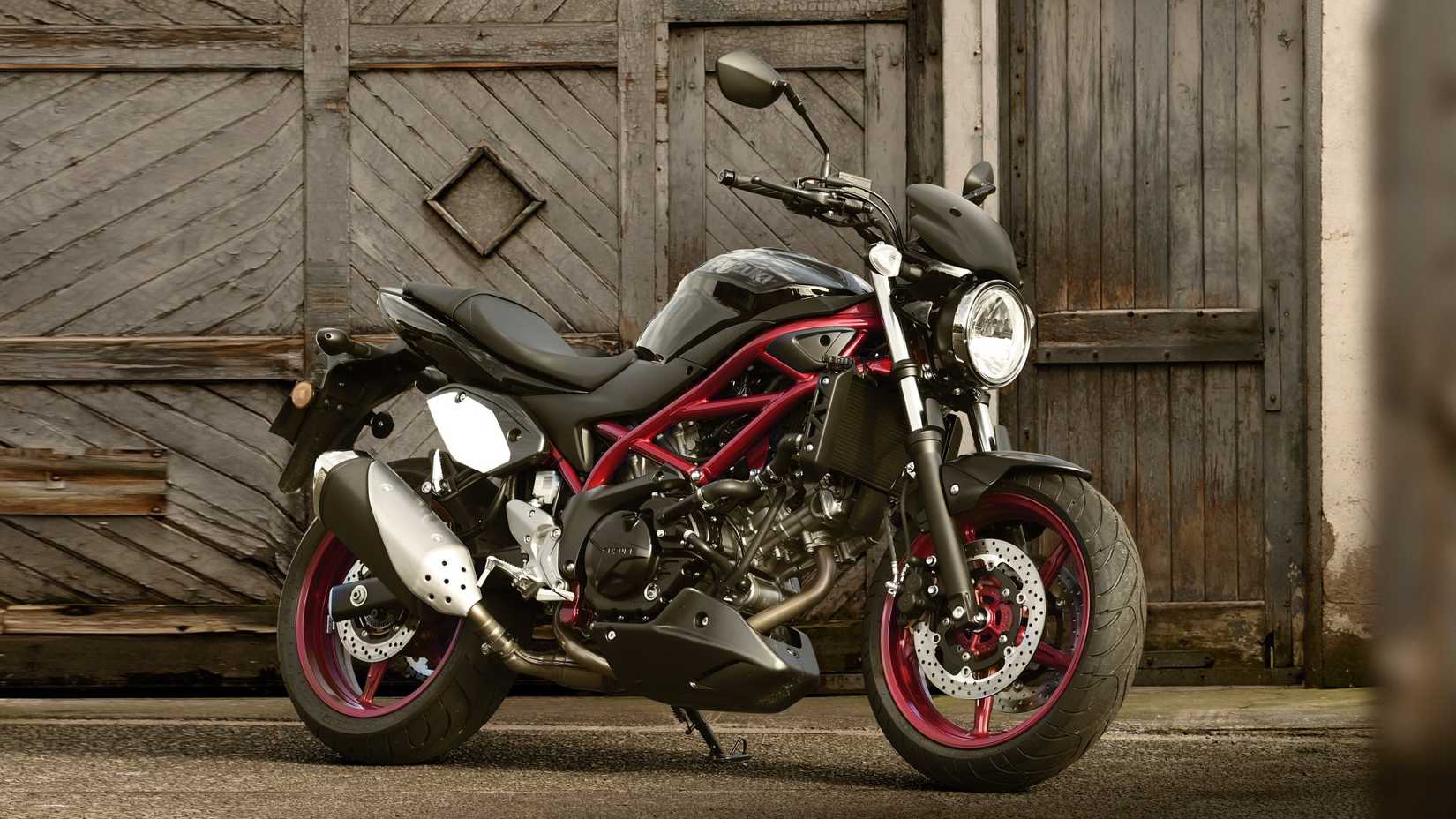2023 Suzuki SV650 vista frontal do terceiro quarto estacionada em frente ao celeiro