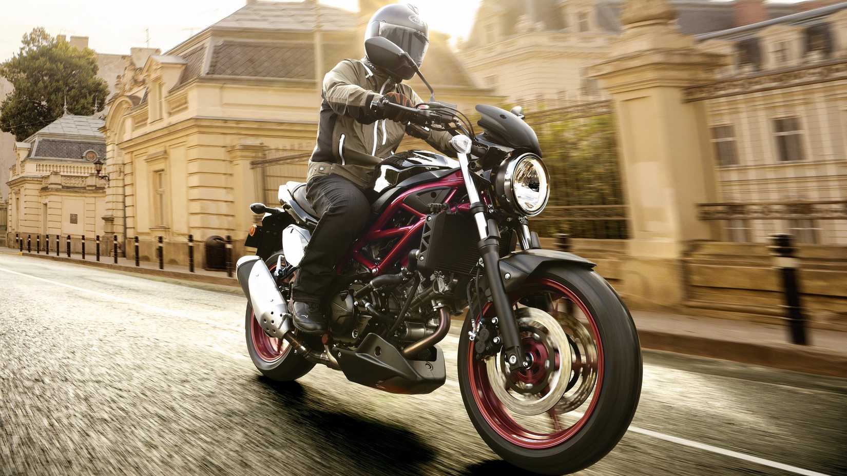 2024 Suzuki SV650 acelerando a vista frontal do terceiro quarto