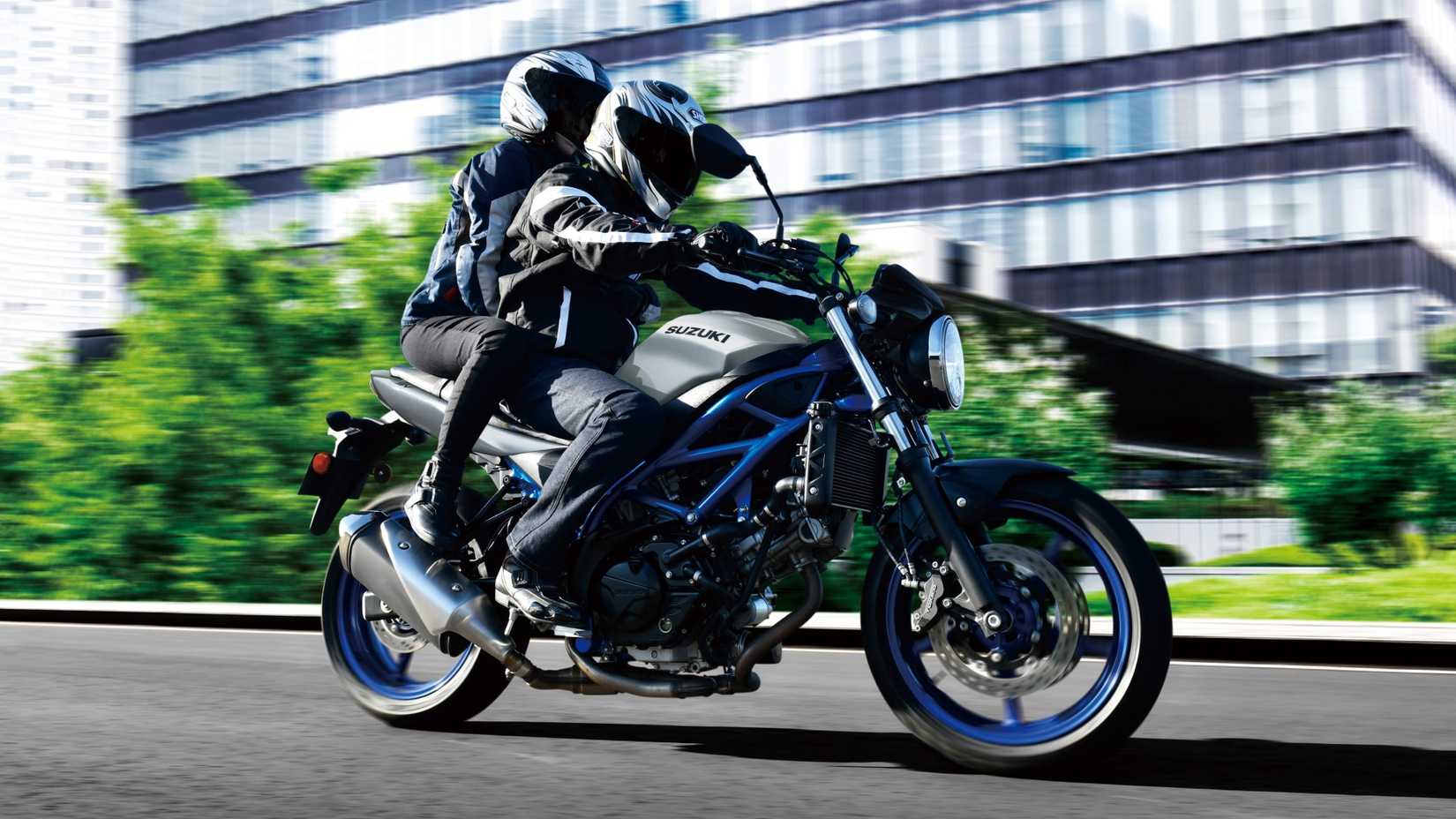 2023 Suzuki SV650 acelerando com o passageiro a bordo, vista frontal do terceiro quarto