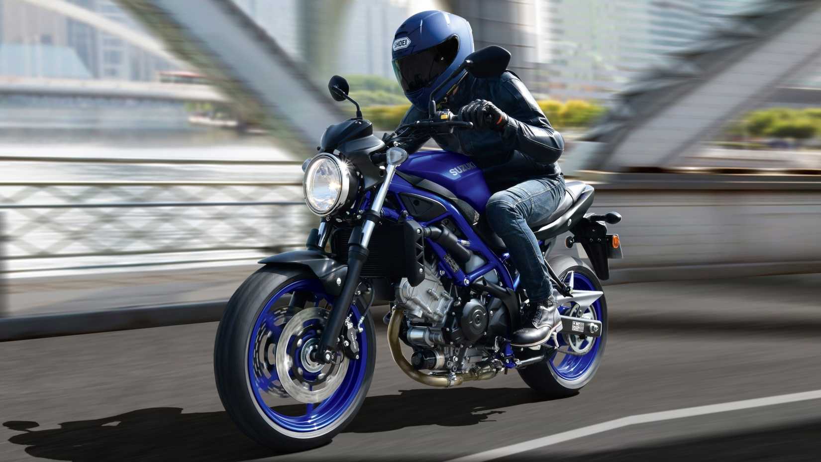 2023 Suzuki SV650 acelerando descontroladamente na frente do terceiro quarto, vista acelerada