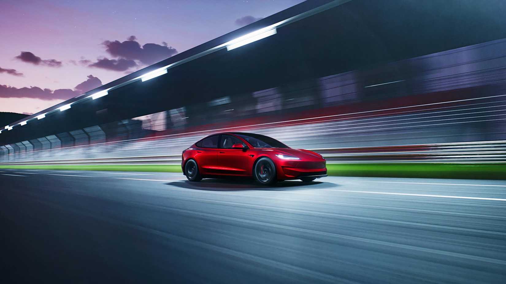 Um sedã elétrico Tesla Model 3 vermelho está circulando em uma pista. 