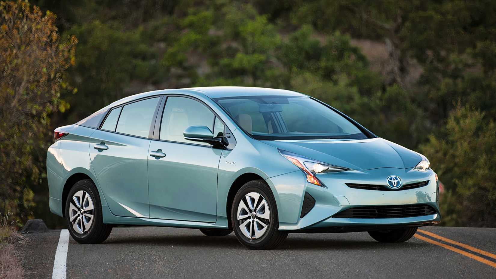 Um carro pequeno híbrido Toyota Prius 2017 azul.