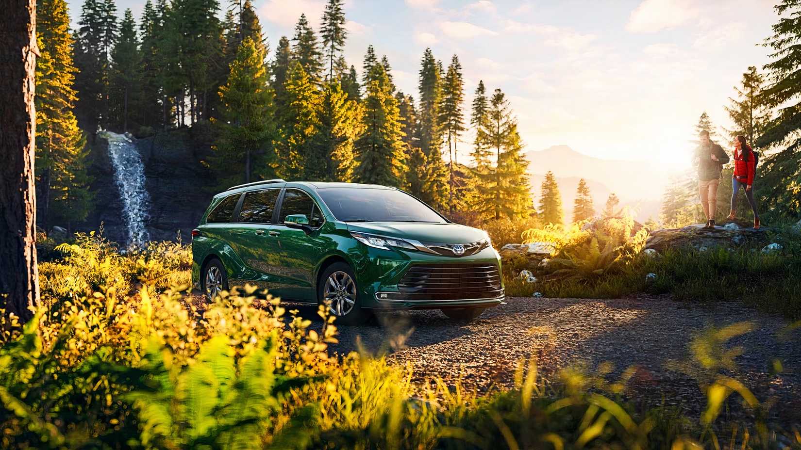 Um Toyota Sienna verde.