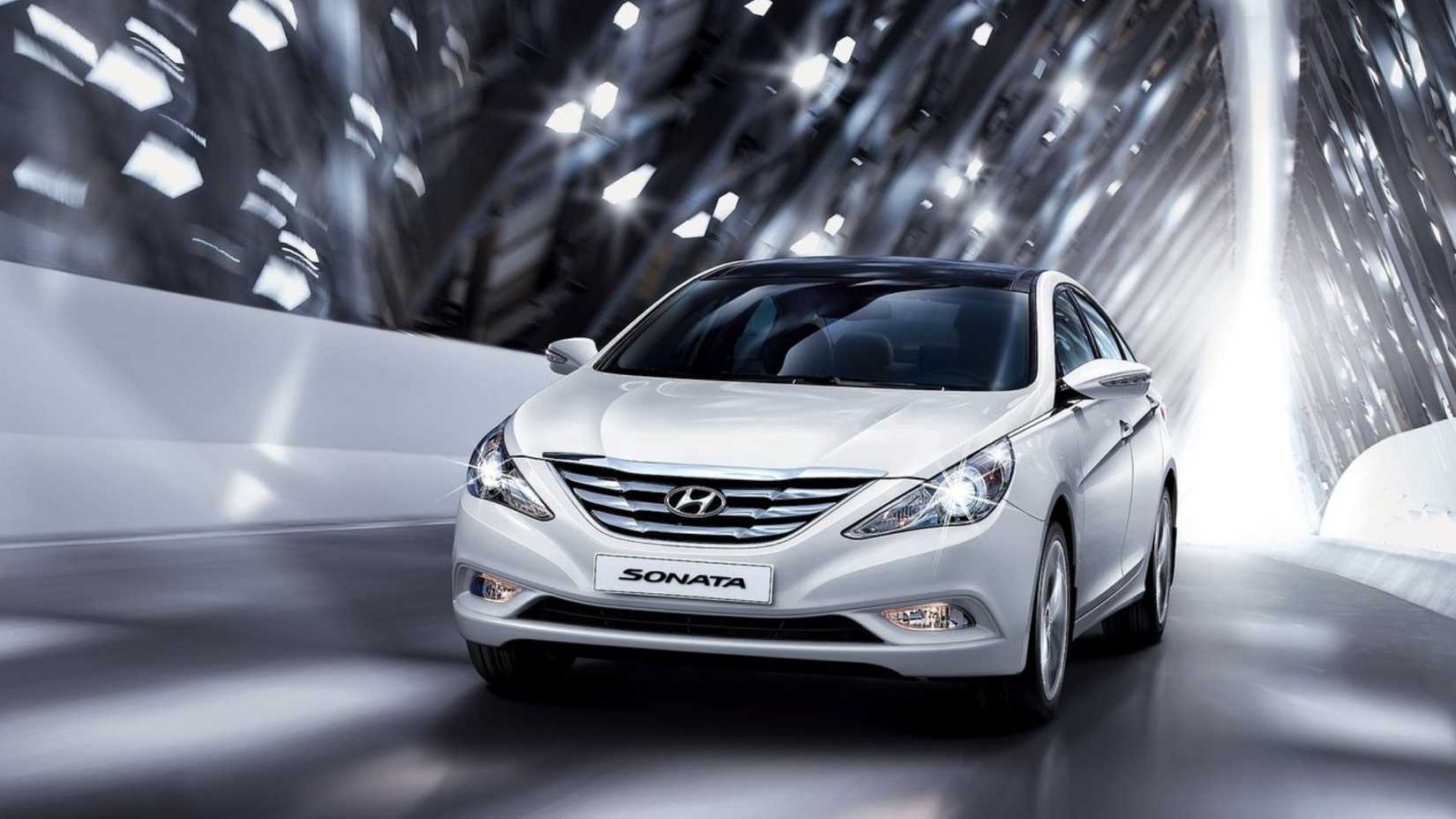 2014 Hyundai Sonata - Frente 3/4 ângulo na cor branca.