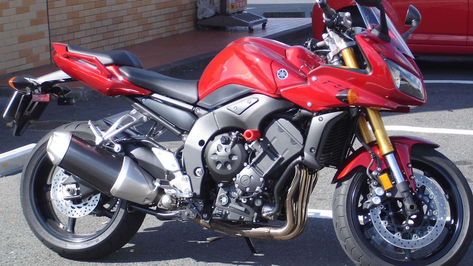 Vista de perfil lateral estacionada da Yamaha FZ1
