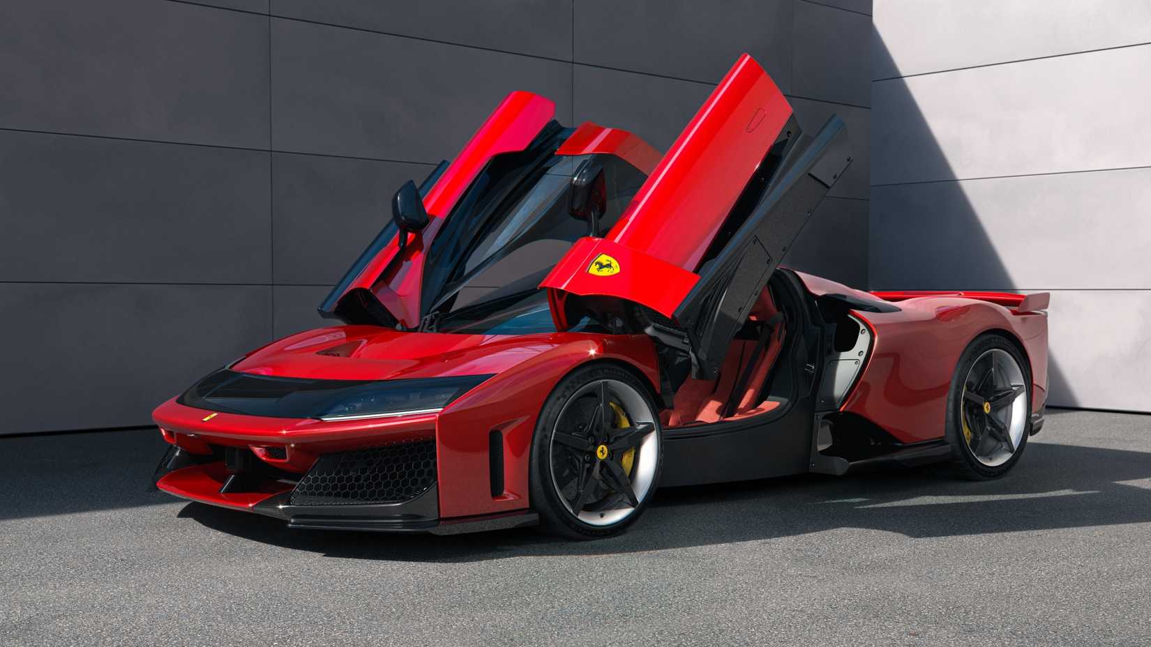 Foto frontal de três quartos de uma Ferrari F80 vermelha com as portas abertas