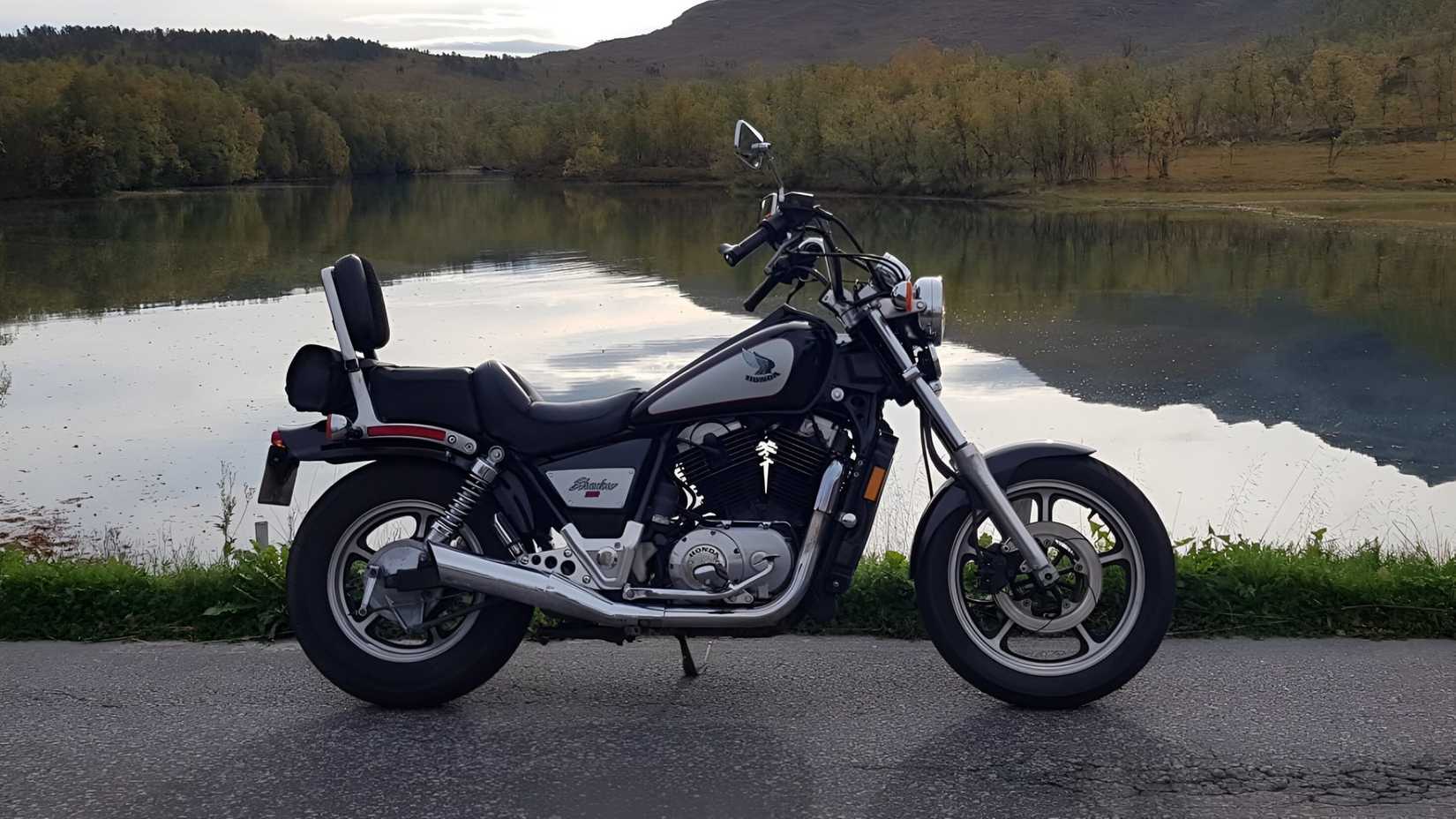 Honda Shadow VT1100C 1985 estacionado ao lado de um lago