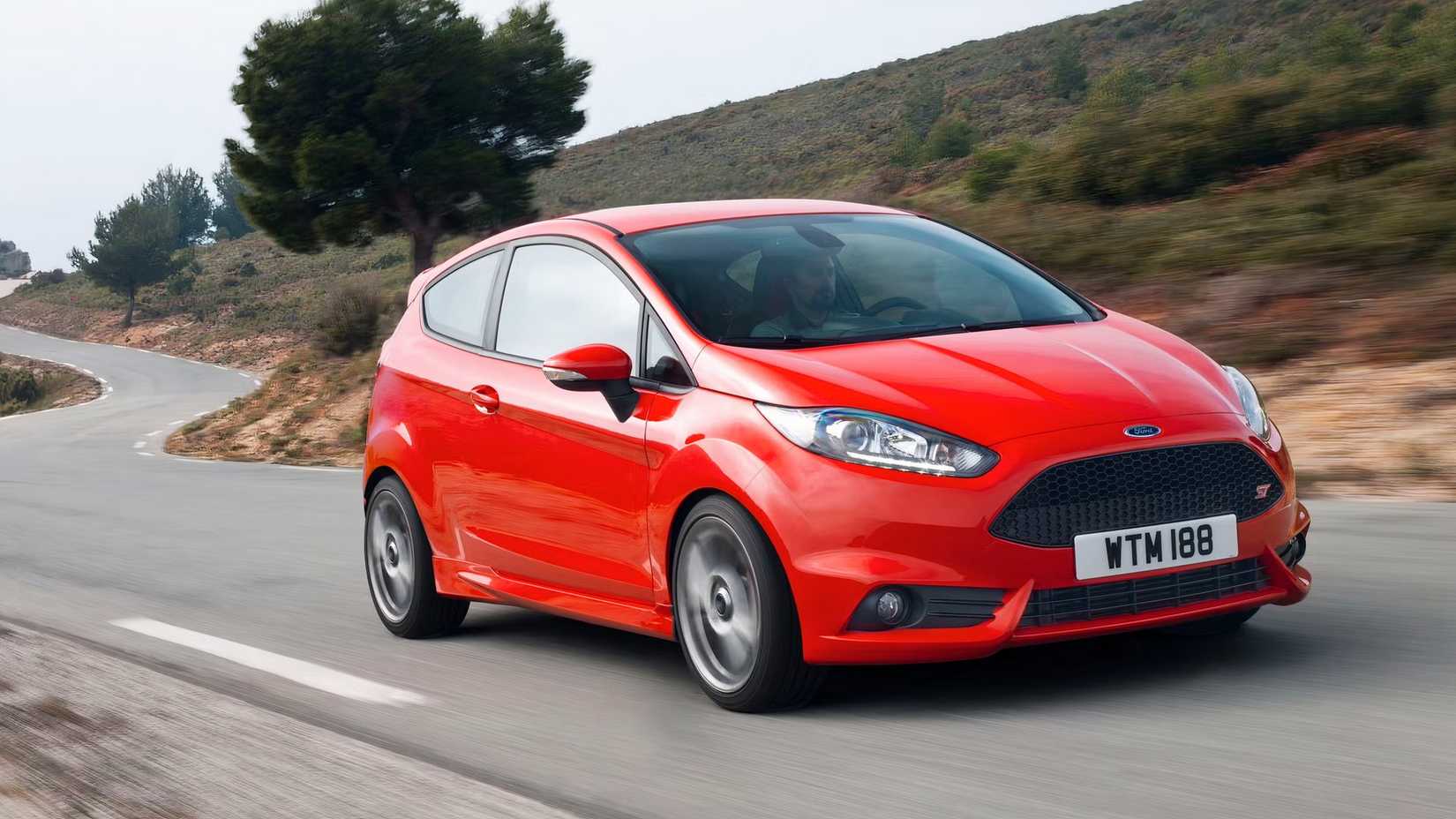 Vista frontal do Ford Fiesta ST 2013 dirigindo