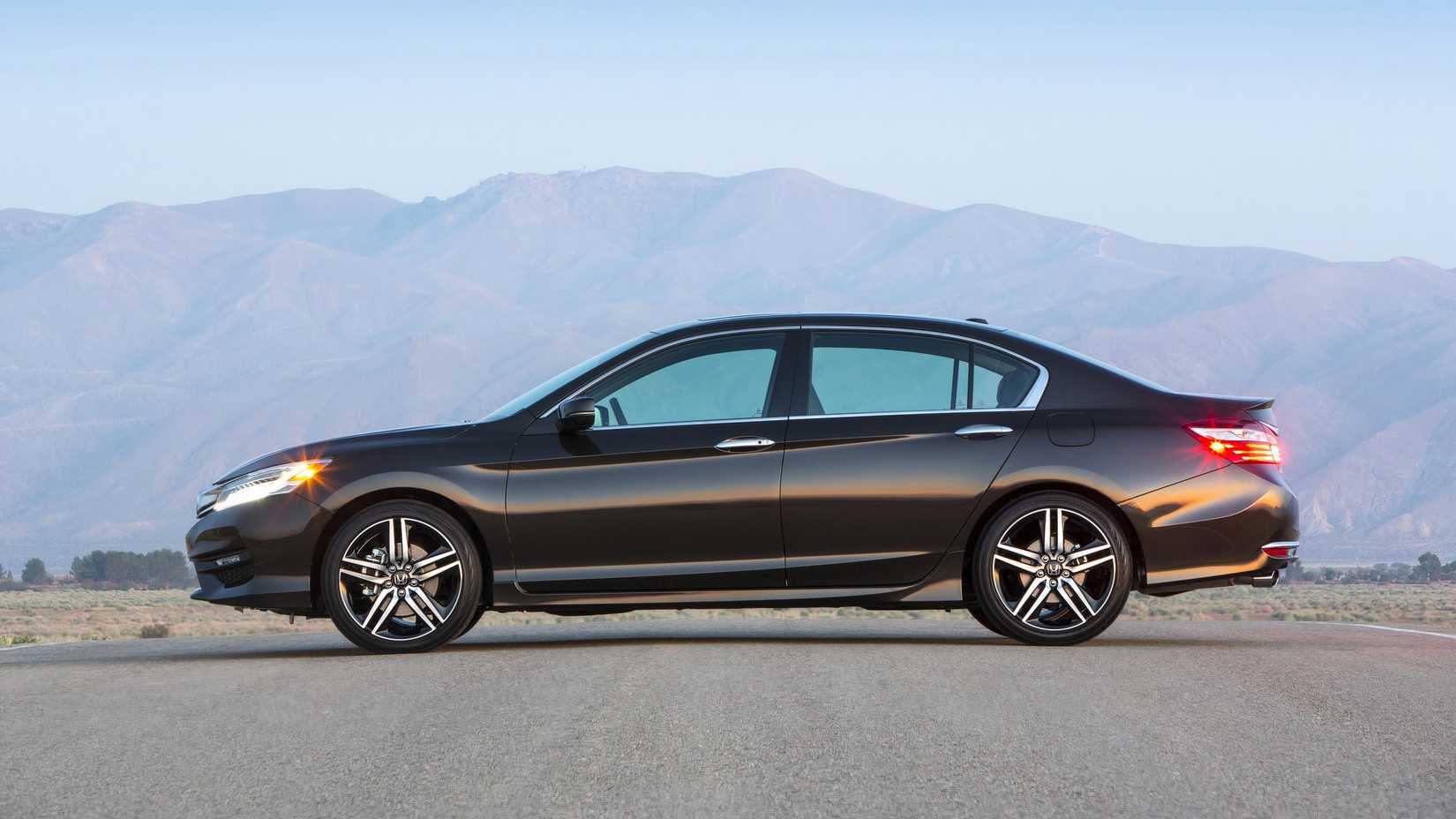 Vista lateral do Honda Accord 2015