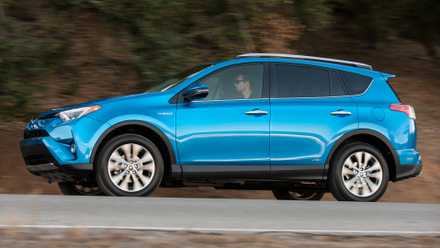 Tiro de ação híbrido Toyota RAV4 2017