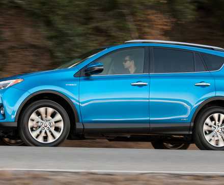 Tiro de ação híbrido Toyota RAV4 2017