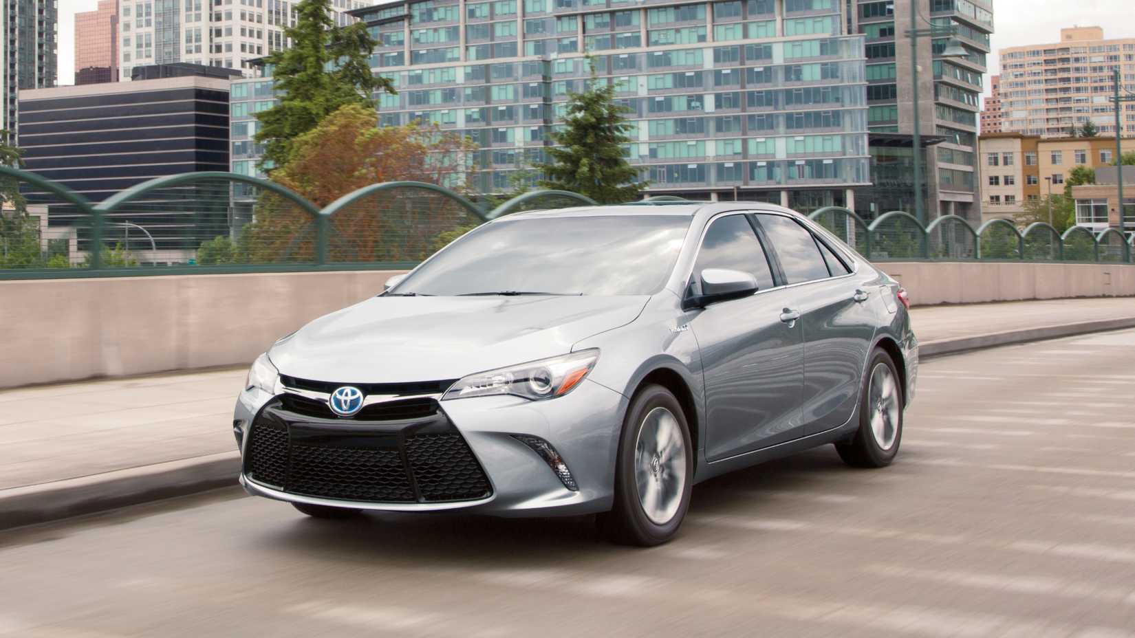 2017 silver Toyota Camry Hybrid